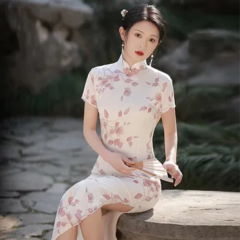 Китайското традиционно секси рокля Ципао от жаккардового сатен с принтом и бутони за ръчна работа с къс ръкав, вечерна рокля Чонсам