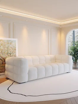 Френски диван в стил Боб зефирного крем в хола, просто модерен малък апартамент в стил celebrity net
